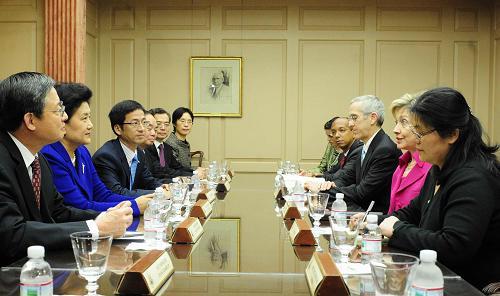 4月14日,正在美国访问的中国国务委员刘延东(左二)在华盛顿美国国务院会见美国国务卿希拉里·克林顿(右二)。新华社记者 张岩 摄